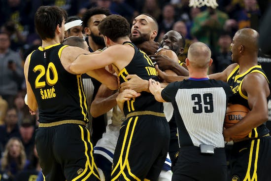 Taistelukohtaus puhkeaa Golden State Warriors - Minnesota Timberwolves -ottelussa